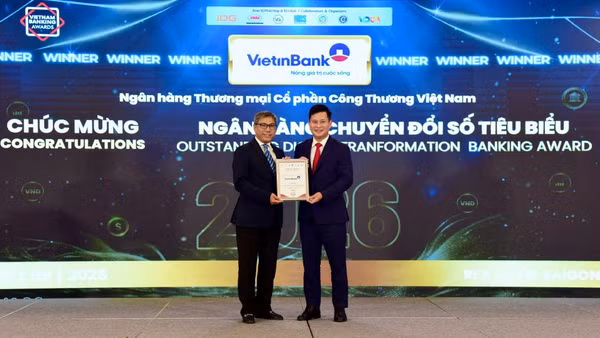 Lãnh đạo VietinBank nhận giải thưởng Ngân hàng Chuyển đổi số tiêu biểu 2026 tại Vietnam Outstanding Banking Awards. (Ảnh: VietinBank)