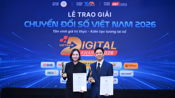 Đại diện Zalo và Zalo Video nhận cúp vinh danh tại Vietnam Digital Awards 2026. (Ảnh: Zalo )