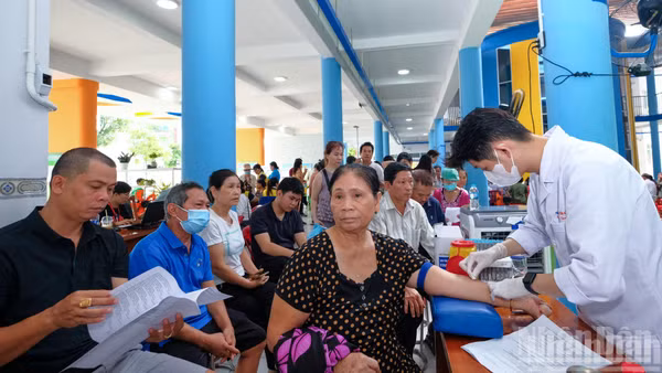 Trạm Y tế xã Nhà Bè tổ chức chương trình khám sức khỏe toàn dân.