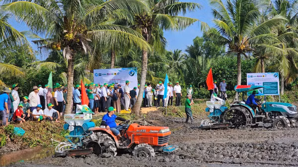 Toàn cảnh Lễ khởi động mô hình quản lý canh tác chính xác trong hệ thống sản xuất lúa-tôm tại Hợp tác xã Hòa Phát, xã Hồng Dân, tỉnh Cà Mau. (Ảnh: PHAN TÂM)