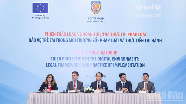 Các đại biểu tham gia phiên thảo luận "Bảo vệ trẻ em trong môi trường số-pháp luật và thực tiễn thi hành". (Ảnh: NHẬT ANH) 