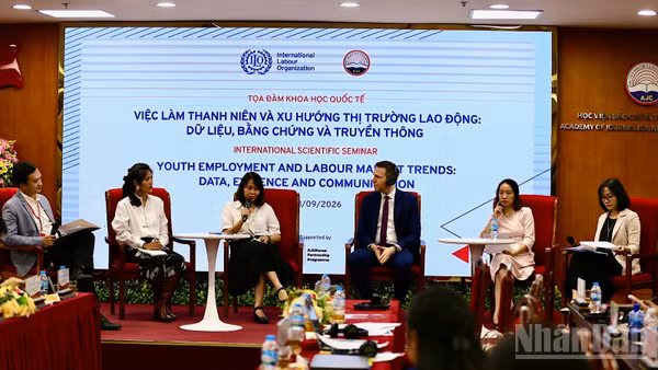 Các chuyên gia lao động, việc làm tham gia phiên thảo luận tại sự kiện. (Ảnh: NHẬT ANH) 
