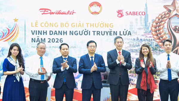 Các đại diện VFF, SABECO và Báo Đại Đoàn Kết. (Ảnh: PV)