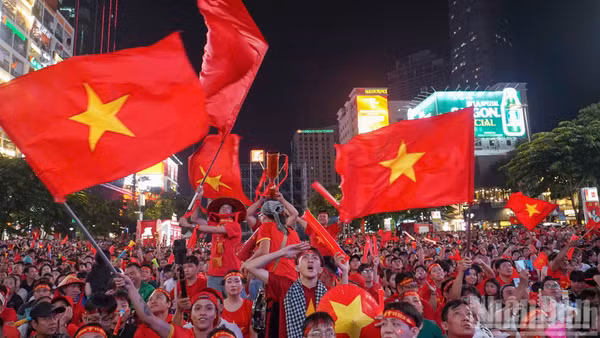 Hàng nghìn người dân Thành phố Hồ Chí Minh đã đổ xuống đường ăn mừng đội tuyển Việt Nam giành chức vô địch ASEAN Cup 2026.