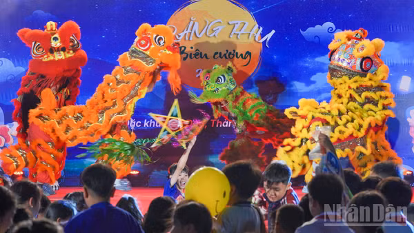 Các nghệ sĩ Múa Lân biểu diễn tại chương trình.
