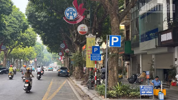 [Ảnh] Hà Nội: Bãi trông giữ ô-tô thưa khách sau khi áp dụng bảng giá mới