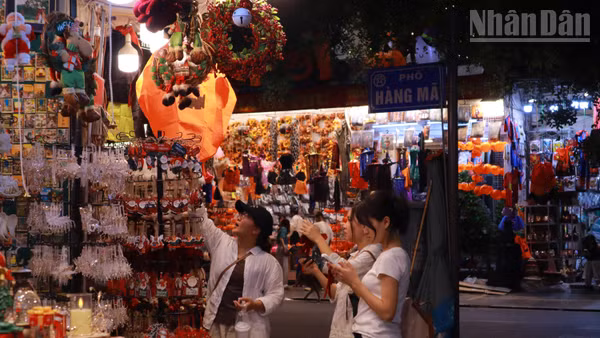 [Ảnh] Phố Hàng Mã rực sắc Giáng sinh trước thềm Halloween