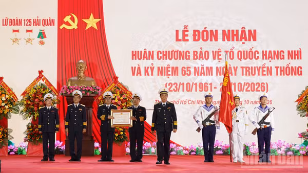 Thừa ủy quyền của Chủ tịch nước, Phó Đô đốc Nguyễn An Phong trao Huân chương Bảo vệ Tổ quốc hạng Nhì tặng Lữ đoàn 125.