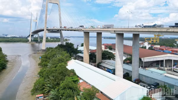 Gầm cầu tại Thành phố Hồ Chí Minh bị “hô biến” thành nhà tiền chế, bãi giữ xe tự phát, tiềm ẩn nguy cơ hỏa hoạn.