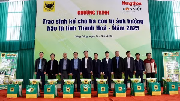Ông Ngô Văn Đông (giữa), Tổng Giám đốc Công ty Cổ phần Phân bón Bình Điền và nhà báo Nguyễn Văn Hoài (bên phải), Tổng Biên tập Báo Nông thôn Ngày nay trao 1.600 gói sinh kế cho xã Nông Cống (Thanh Hóa).