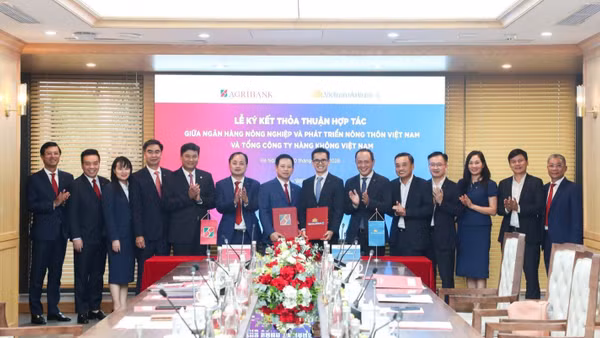 Lãnh đạo Agribank và Vietnam Airlines chúc mừng Thỏa thuận hợp tác được ký kết. (Nguồn: Agribank)