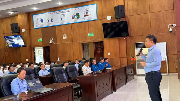 Ông Lê Hải Tuấn, Phó Giám đốc Nhà máy lọc dầu Dung Quất phát biểu tại chương trình.
