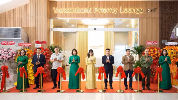 Đại diện lãnh đạo Vietcombank, CIAS và các cơ quan, đơn vị tại Cảng hàng không quốc tế Cam Ranh thực hiện nghi thức cắt băng khai trương Vietcombank Priority Lounge Cam Ranh. (Nguồn: VCB)
