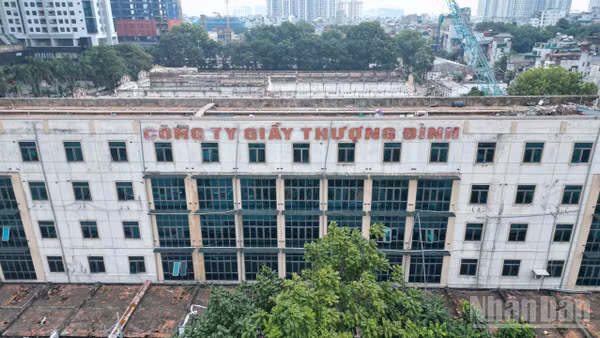 [Ảnh] Nhà máy Giày Thượng Đình trên phố Nguyễn Trãi dần được tháo dỡ