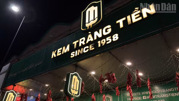 35 Tràng Tiền được xem là một trong những địa chỉ mang tính biểu tượng của thương hiệu. Kem Tràng Tiền ra đời năm 1958 và những sản phẩm đầu tiên được sản xuất, bán tại chính địa chỉ này.