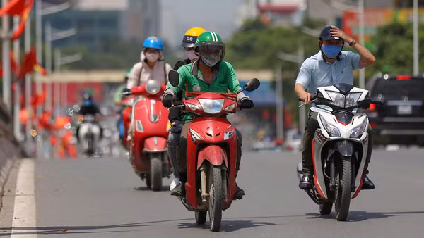 Tài xế lái xe công nghệ hoạt động trên đường phố Hà Nội. (Ảnh: ĐĂNG ANH)
