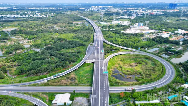 Cao tốc Bến Lức-Long Thành dài 57,8km đang hoàn tất những công đoạn cuối cùng, sẵn sàng thông xe toàn tuyến.