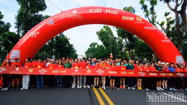 13 khối đại biểu đã cùng tham gia chương trình đi bộ đồng hành “Cùng Việt Nam tiến bước” năm 2026.