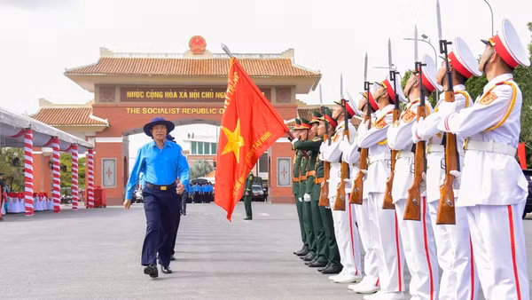 Các chiến sĩ thuộc các Đội K70, K71, K72 và K73 lên đường thực hiện nhiệm vụ tại Vương quốc Campuchia qua Cửa khẩu Quốc tế Bình Hiệp, tỉnh Tây Ninh.