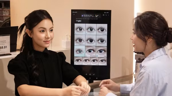 Kính áp tròng ngày nay không đơn thuần là một sản phẩm mang tính thẩm mỹ mà đã trở thành một trong những giải pháp hỗ trợ điều chỉnh thị lực được nhiều người lựa chọn. (Ảnh: Anh Thư)