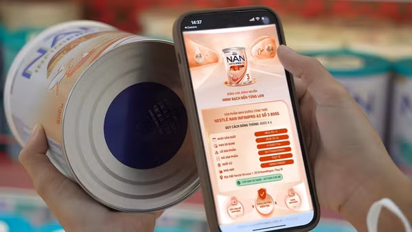 Phụ huynh dễ dàng thao tác quét mã QR và kiểm chứng thông tin về lon sản phẩm trên tay. (Nguồn ảnh: Nestle)