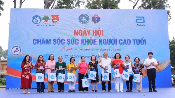 Hơn 1.000 người cao tuổi được khám bệnh miễn phí tại ngày hội Chăm sóc sức khỏe người cao tuổi do Hội Thầy thuốc trẻ Việt Nam tổ chức với sự đồng hành của Abbott. (Nguồn ảnh: Abbott)