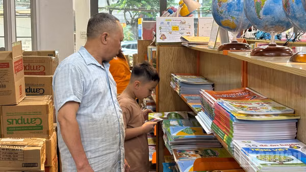 [Ảnh] Cận ngày khai giảng, phụ huynh Hà Nội chạy đua tìm sách giáo khoa cho con