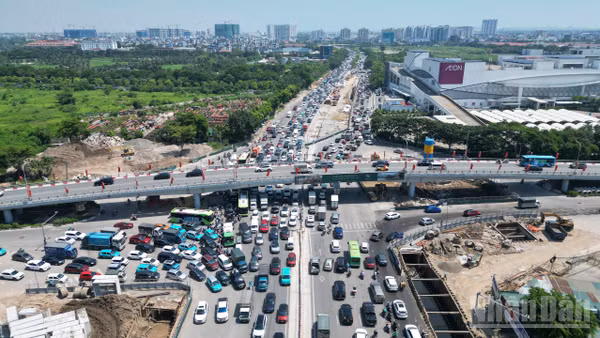 [Ảnh] Hà Nội: Giao thông tăng nhiệt trong ngày đầu trở lại làm việc sau kỳ nghỉ lễ 2/9