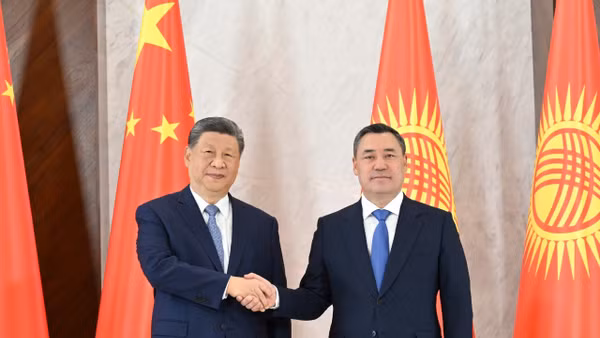 Chủ tịch Trung Quốc Tập Cận Bình (trái) và Tổng thống Kyrgyzstan Sadyr Japarov trong cuộc hội đàm với tại thủ đô Bishkek, ngày 31/8/2026. (Ảnh: THX/TTXVN)