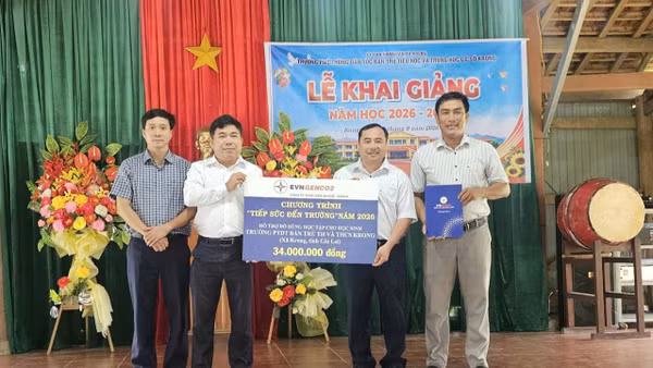 Ông Nguyễn Thành Sơn, Phó Giám đốc Công ty Thủy điện An Khê-Ka Nak (thứ hai từ trái qua) trao kinh phí hỗ trợ mua đồng phục cho đại diện Trường Phổ thông Dân tộc bán trú Tiểu học và Trung học cơ sở Krong, xã Krong. (Nguồn ảnh: Đơn vị cung cấp)