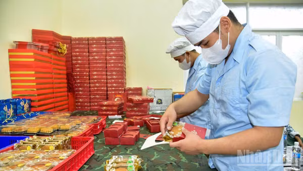 Cán bộ chiến sĩ Trung đoàn Gia Định cùng nhau làm bánh Trung thu gửi trao yêu thương đến trẻ em có hoàn cảnh khó khăn.