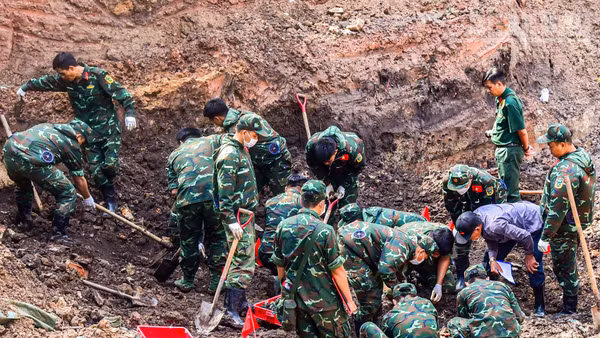 Cán bộ, chiến sĩ Đội K74 Bộ Tư lệnh Thành phố Hồ Chí Minh miệt mài thực hiện nhiệm vụ, quy tập hài cốt liệt sĩ.