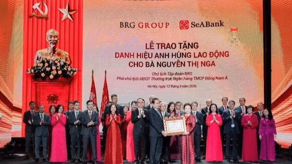 Đồng chí Trần Thanh Mẫn - Chủ tịch Quốc hội trao tặng danh hiệu Anh hùng Lao động thời kỳ đổi mới cho Bà Nguyễn Thị Nga - Chủ tịch Tập đoàn BRG. (Ảnh: BRG)