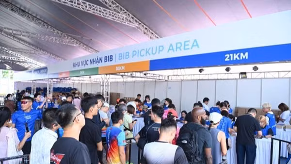 Hàng dài vận động viên xếp hàng nhận Race Kit. (Ảnh: Pocari Sweat Run)