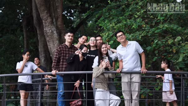 Hà Nội: "Dải lụa ký ức" không gian trải nghiệm thu hút nhiều khách tham quan 
