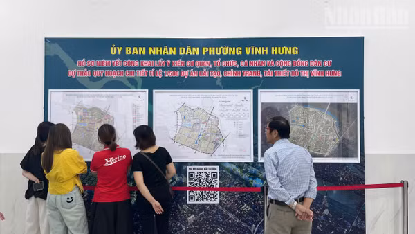 [Ảnh] Người dân phường Vĩnh Hưng tìm hiểu, đóng góp ý kiến về dự án tái thiết đô thị có tổng mức đầu tư gần 186.000 tỷ đồng