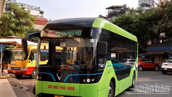 Người dân thêm lựa chọn di chuyển trên tuyến buýt điện Hà Nội-Hưng Yên
