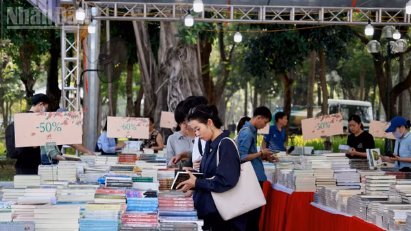 Hội sách Mùa Thu thu hút nhiều bạn đọc đến tham quan, tìm kiếm và lựa chọn những đầu sách yêu thích.