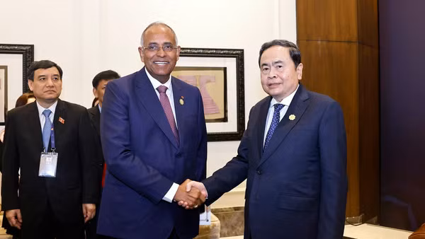 Chủ tịch Quốc hội Trần Thanh Mẫn hội kiến Chủ tịch Quốc hội Bờ Biển Ngà nhân dịp tham dự Đại hội đồng IPU-152. (Ảnh: TTXVN)
