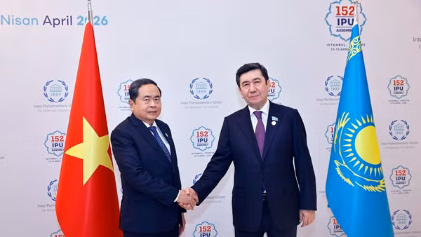 Chủ tịch Quốc hội Trần Thanh Mẫn hội kiến Chủ tịch Hạ viện Kazakhstan Yerlan Koshanov nhân dịp tham dự Đại hội đồng IPU-132. (Ảnh: TTXVN)