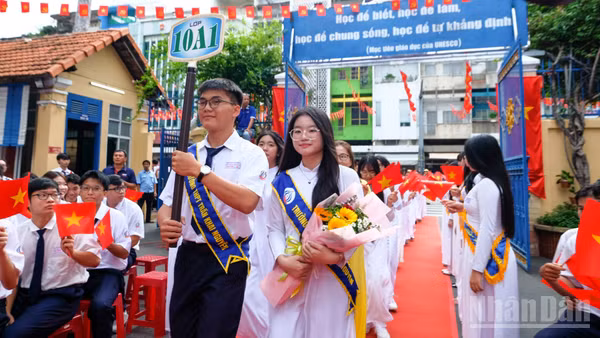 Học sinh Trường trung học phổ thông Trần Khai Nguyên, phường An Đông, Thành phố Hồ Chí Minh trong lễ khai giảng sáng 5/9.
