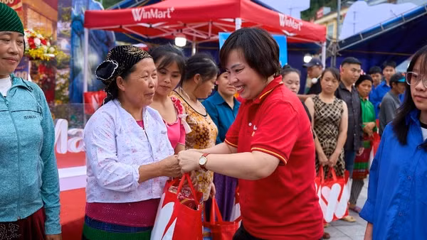 Bà Phạm Thị Hiền Trang, Giám đốc chuỗi Winmert+ trao quà tặng đến bà con xã Mèo Vạc.