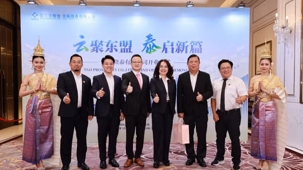 Bà Nguyễn Thị Hiền - Phó Tổng Giám đốc PVCFC cùng các đại diện tại lễ khai trương Công ty trách nhiệm hữu hạn TGOP tại Bangkok, Thái Lan. (Ảnh: Ngọc Duyên)