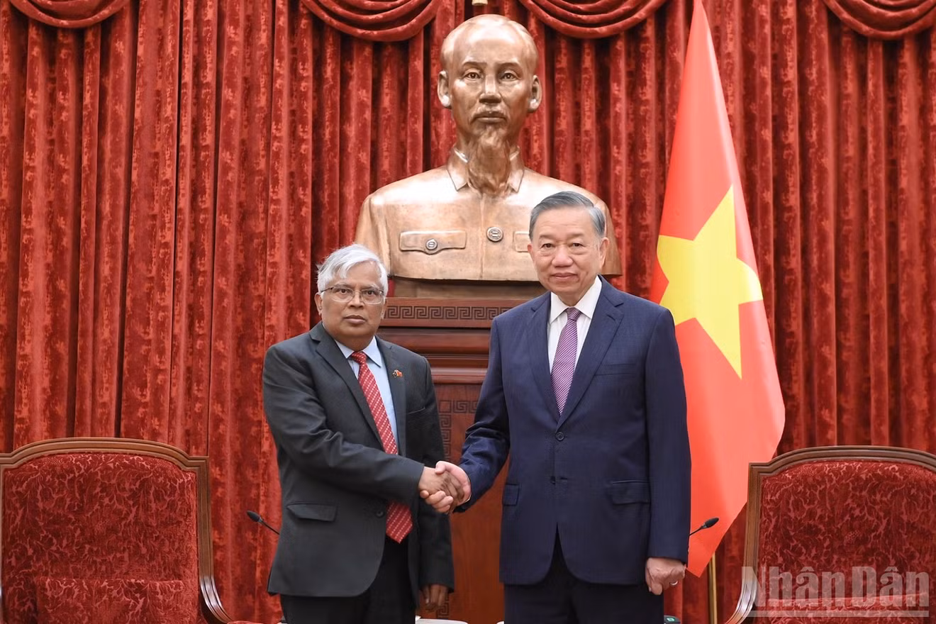 Tổng Bí thư, Chủ tịch nước Tô Lâm tiếp Đại sứ Đặc mệnh toàn quyền Cộng hòa Nhân dân Bangladesh Mohammad Lutfor Rahman. (Ảnh: ĐĂNG KHOA)