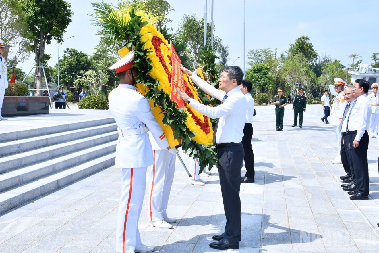 Thủ tướng Chính phủ Lê Minh Hưng thực hiện nghị thức chỉnh hoa, chuẩn bị vào dâng hương tại Đài tưởng niệm của Khu di tích quốc gia đặc biệt Bến K15. (Ảnh: THANH GIANG)