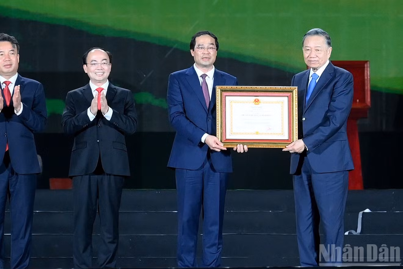 Tổng Bí thư, Chủ tịch nước Tô Lâm trao Huân chương Lao động hạng Nhất tặng Đảng bộ, chính quyền và Nhân dân các dân tộc tỉnh Thái Nguyên. (Ảnh: ĐĂNG KHOA)