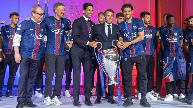 Nụ cười mãn nguyện của ban lãnh đạo PSG và Tổng thống Emmanuel Macron trong ngày đội bóng thủ đô khẳng định vị thế số 1 châu Âu. (Ảnh: Tổng hợp)