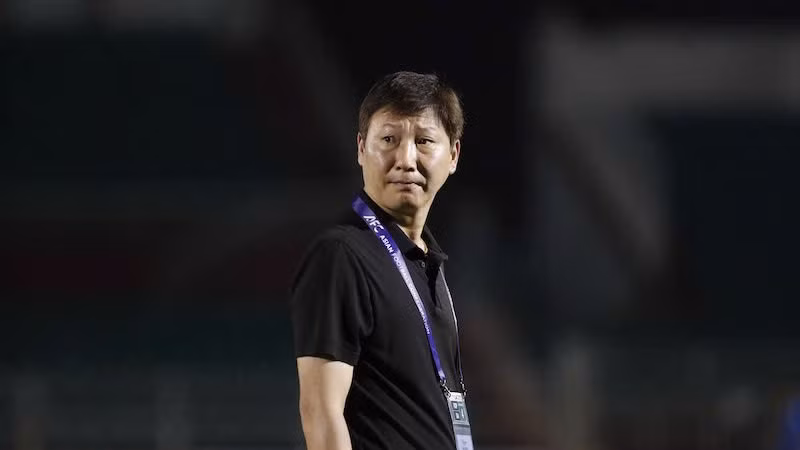 Huấn luyện viên Kim Sang-sik chỉ đạo các học trò trong trận đấu giữa đội tuyển Việt Nam và đội tuyển Nepal ở vòng loại Asian Cup. (Ảnh: Thanh Vũ)