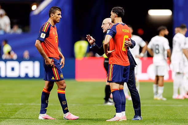 rodri-talking-to-teammates-spain-bench-2026.jpg