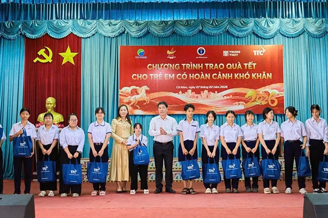 Ban tổ chức chương trình trao quà Tết tặng một số đại diện thiếu nhi hoàn cảnh khó khăn trên địa bàn tỉnh.